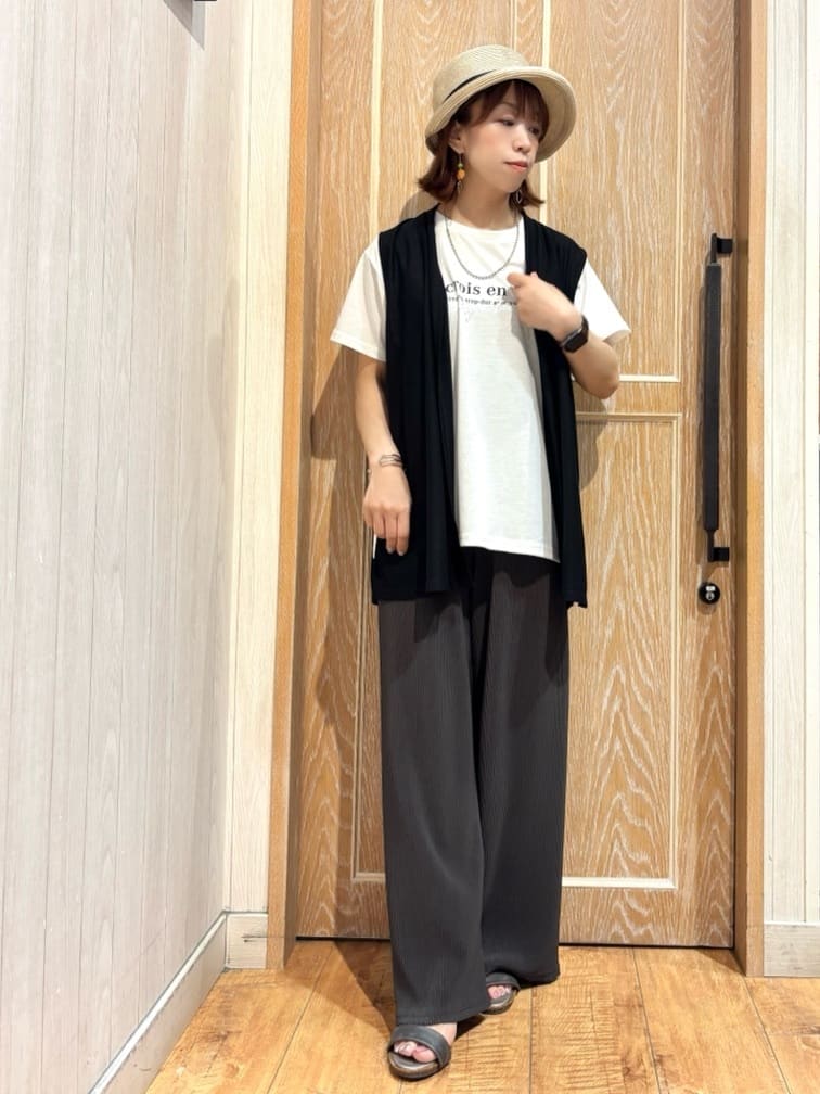 meiさんの「SHOO･LA･RUE｜【2点セット】着回しいろいろ ジレ＋ロゴTシャツ」を使ったコーディネート