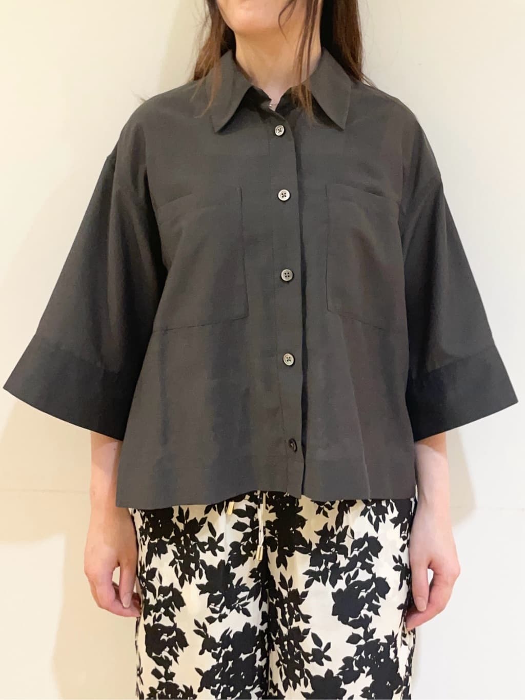 フナキさんの「UNTITLED｜【前開き/洗える】ショート丈シアーシャツ」を使ったコーディネート