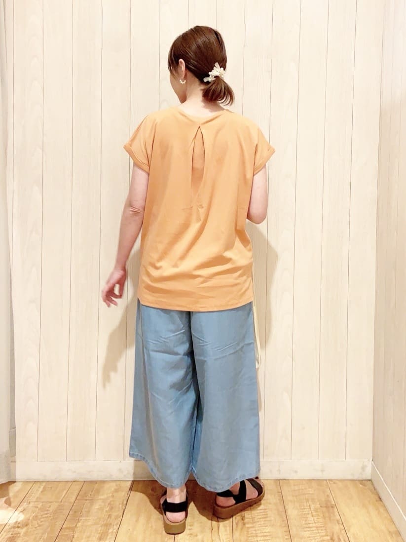 あいこさんの「SHOO･LA･RUE｜【洗える/S-LL/ひんやり】金ボタンがアクセント　大人のデニムガウチョパンツ」を使ったコーディネート