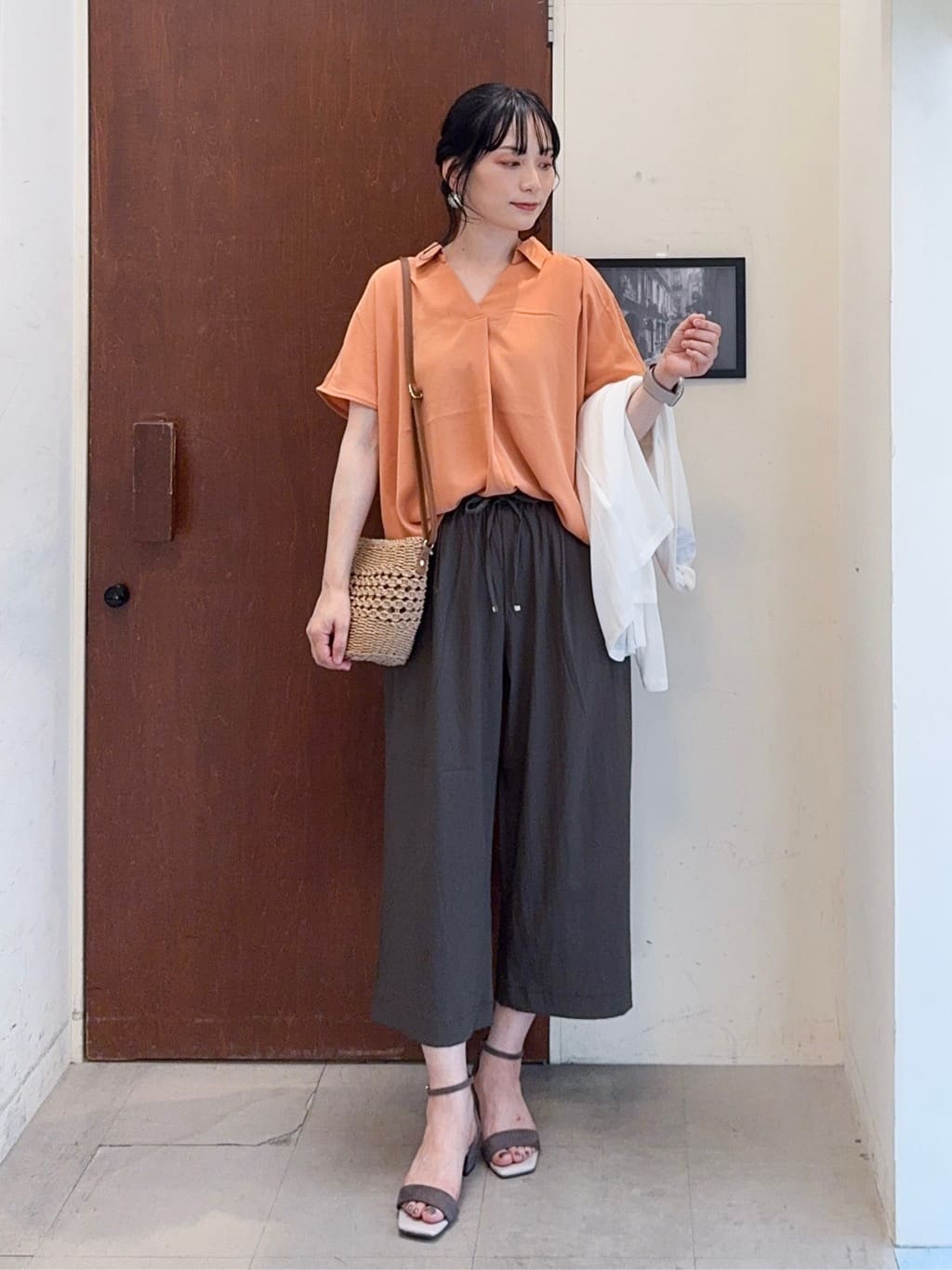 𝐇𝐢𝐫𝐨𝐦𝐢さんの「SHOO･LA･RUE｜【S-LL/ひんやり/UV】手の甲まで隠れる トッパーカーディガン」を使ったコーディネート