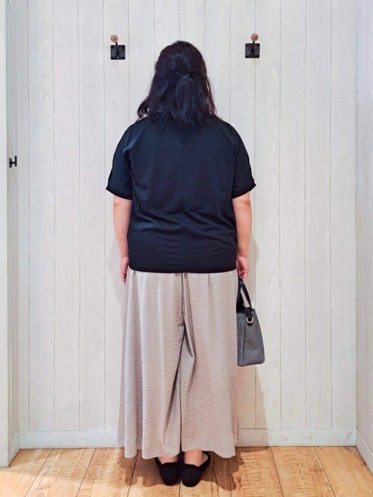 kotomiさんの「SHOO･LA･RUE｜【ひんやり/UV】高気温でも快適に インせず決まるドルマントップス」を使ったコーディネート