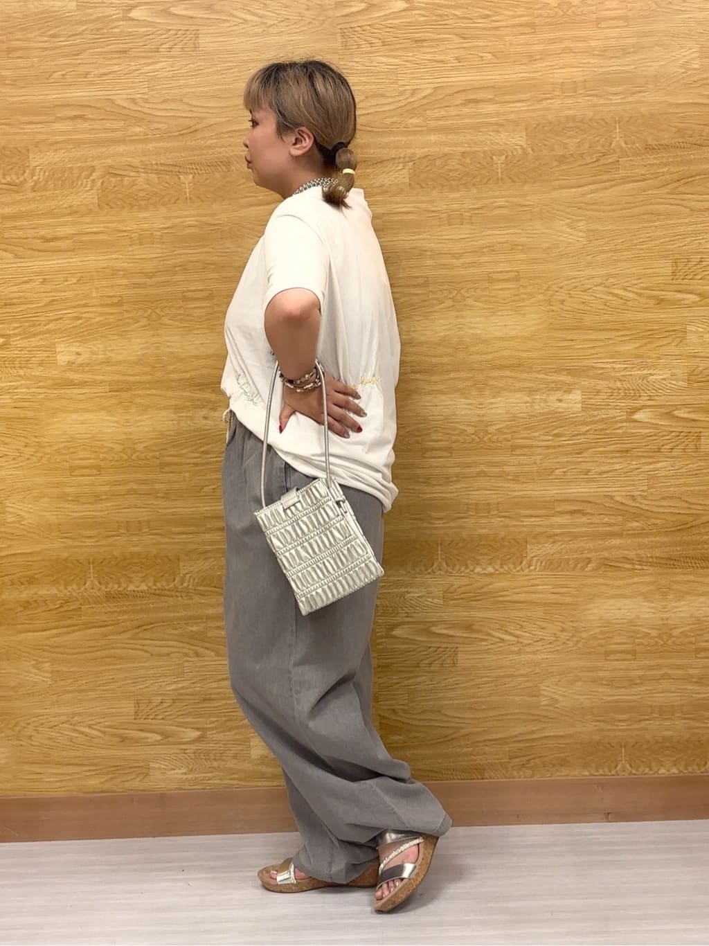 ぁむさんの「SHOO･LA･RUE｜【ひんやり】大人のカジュアルスタイルに レタリング刺繍Tシャツ」を使ったコーディネート