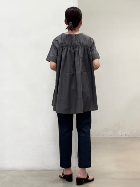 fujiさんの「THE SHOP TK｜◆切替バックギャザーチュニック【洗濯機OK/接触冷感/UV】」を使ったコーディネート