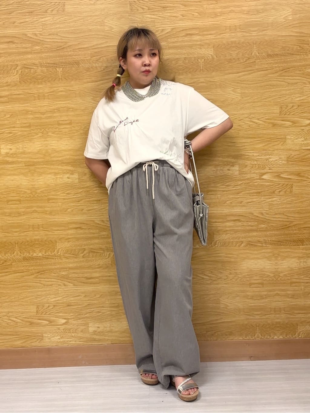 ぁむさんの「SHOO･LA･RUE｜【ひんやり】大人のカジュアルスタイルに レタリング刺繍Tシャツ」を使ったコーディネート