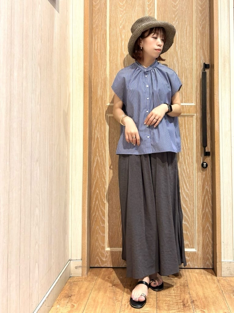 meiさんの「SHOO･LA･RUE｜【洗える/S-LL】プチフリル襟が女性らしい フレンチスリーブシャツ」を使ったコーディネート