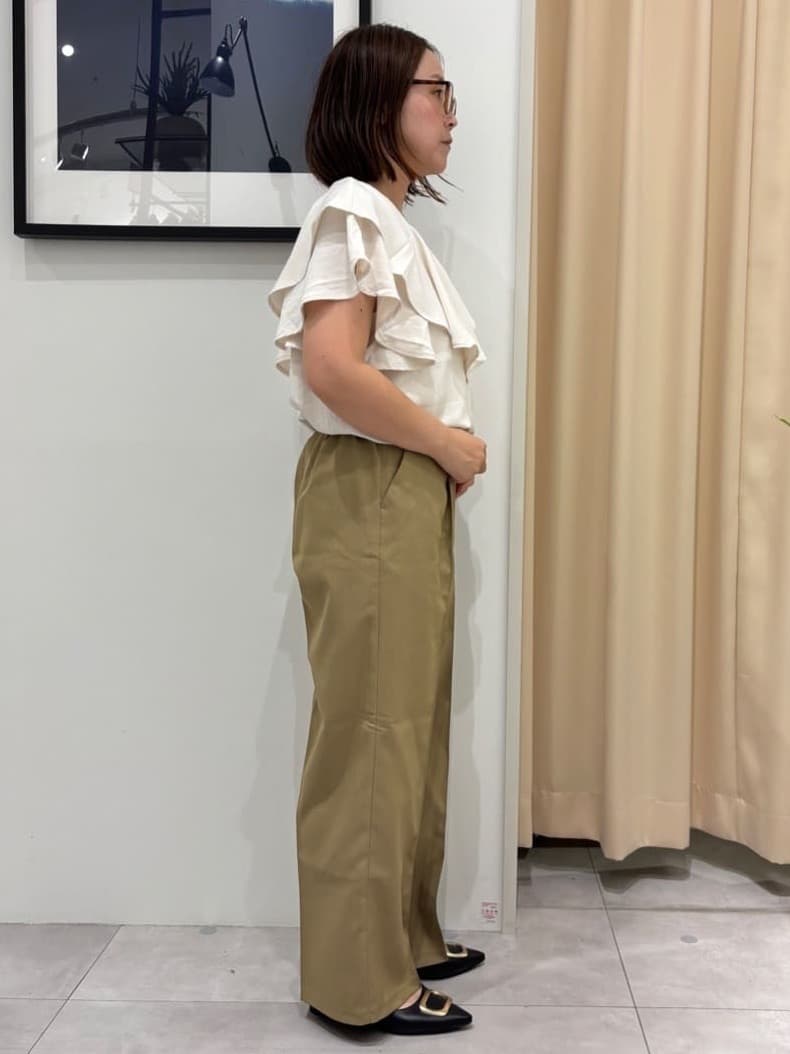 SAKUさんの「THE SHOP TK｜【ONOFF活躍】フリルデザインブラウス/セットアップ可」を使ったコーディネート