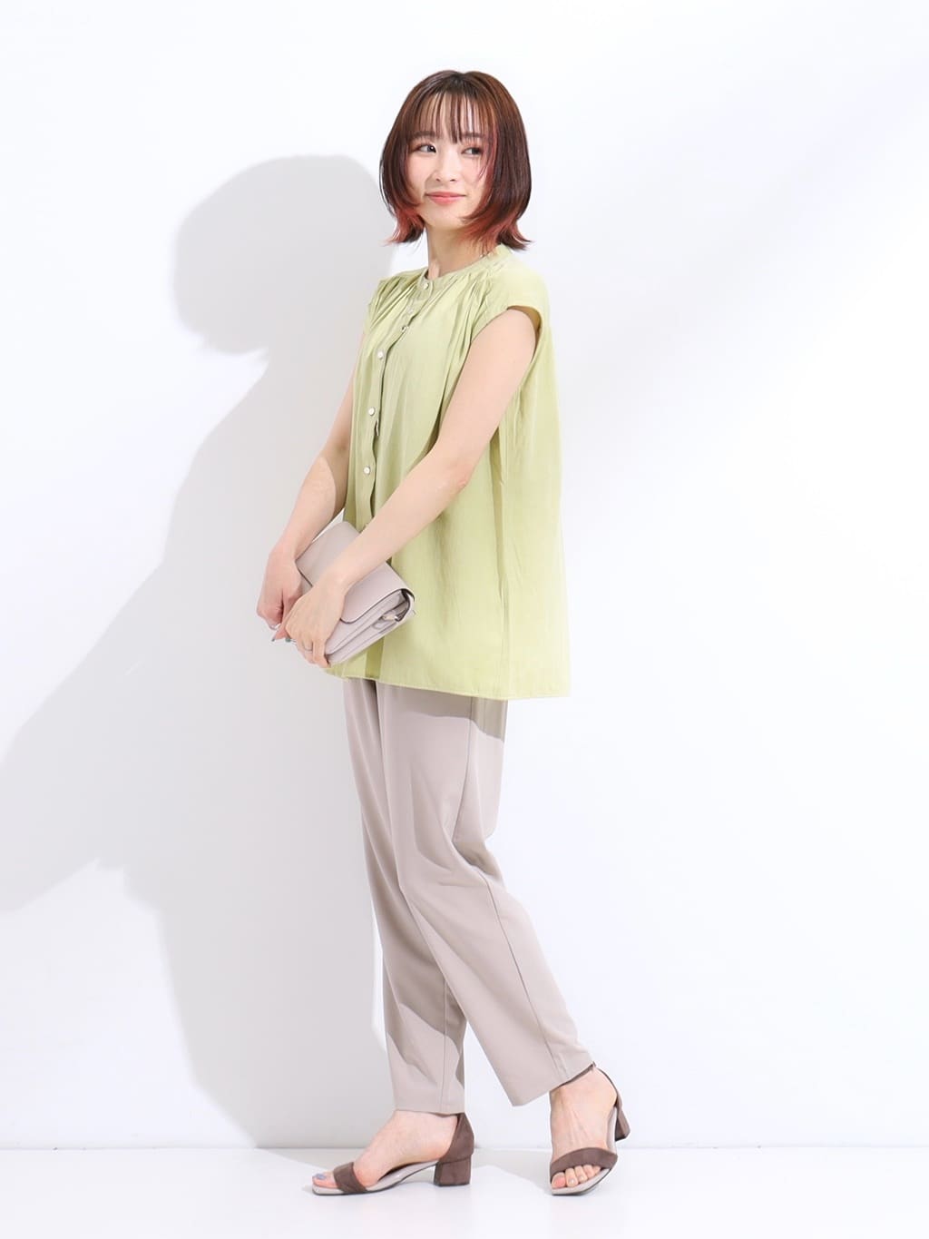 𝐜𝐡𝐢𝐤𝐚さんの「SHOO･LA･RUE｜【S-LL/洗濯後しわになりにくい】上品にきれい見え スラブギャザーブラウス」を使ったコーディネート