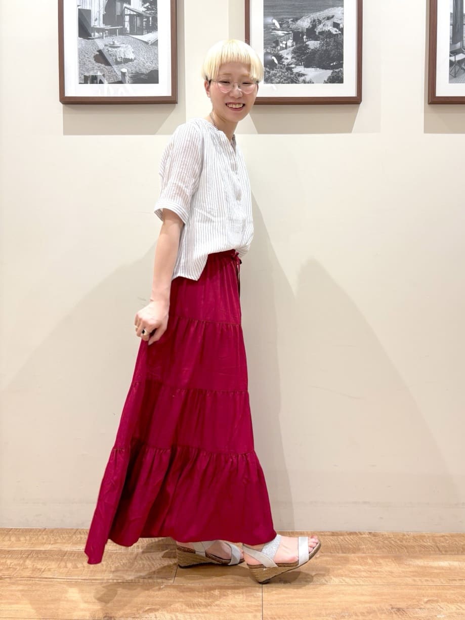 Ayumiさんの「SHOO･LA･RUE｜【洗える/S-LL】微光沢で華やかなティアードスカート」を使ったコーディネート