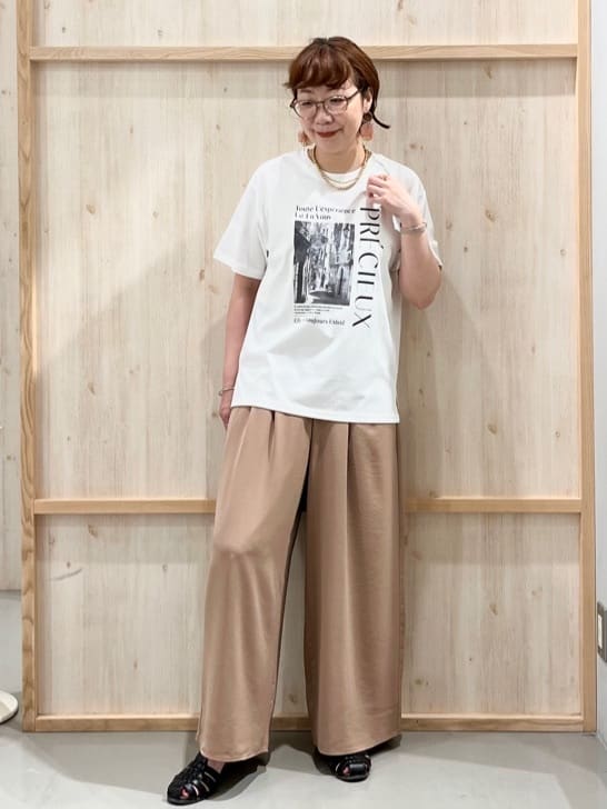 nakoさんの「THE SHOP TK｜フォトアソートTシャツ【接触冷感/UV/毛玉になりにくい/洗濯機OK】」を使ったコーディネート