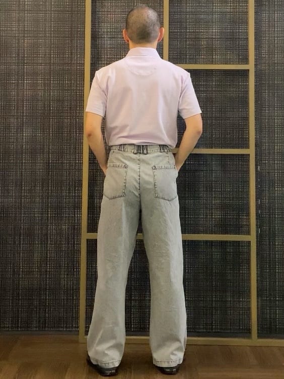 くらさんの「THE SHOP TK｜ツータックワイドデニムパンツ」を使ったコーディネート