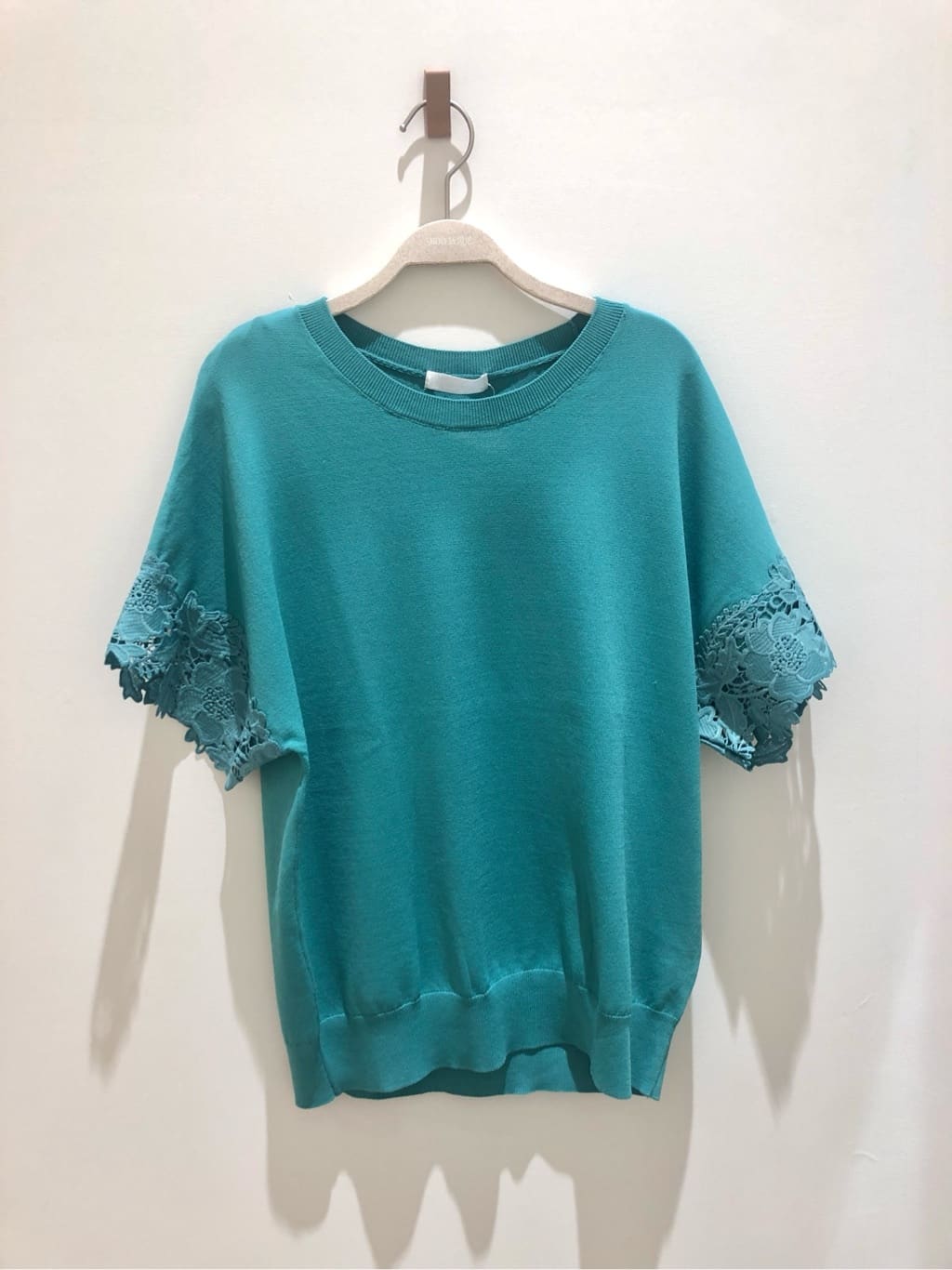 るーとさんの「SHOO･LA･RUE｜【S-LL/ひんやり/UV/】大人上品な お袖レースニット」を使ったコーディネート