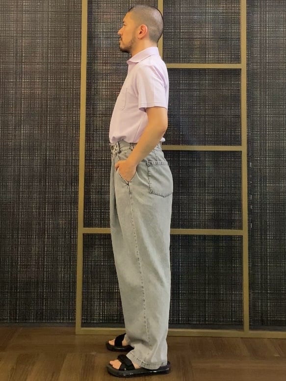 くらさんの「THE SHOP TK｜ツータックワイドデニムパンツ」を使ったコーディネート