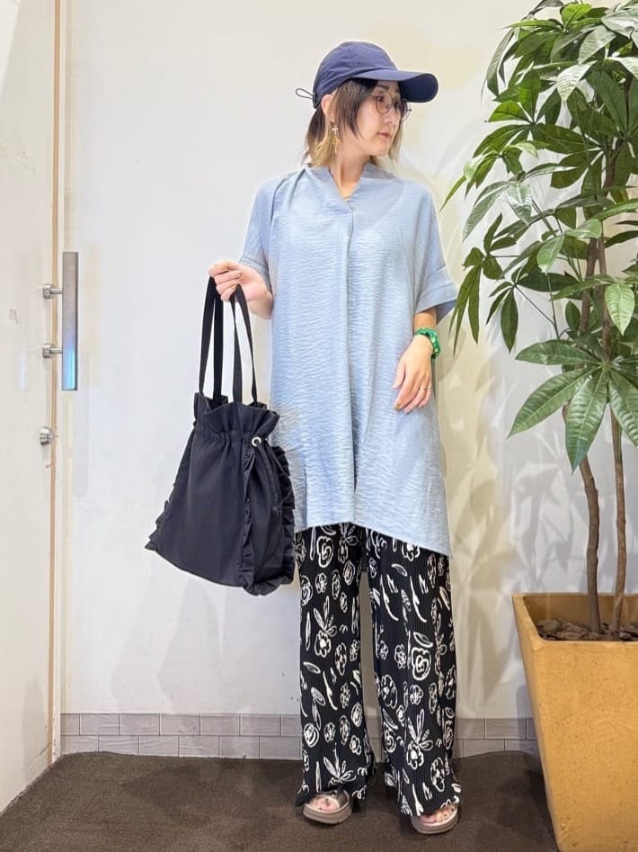 misakiさんの「SHOO･LA･RUE｜【洗濯機可/柄が選べる】さらさら楽ちん プリーツ ワイドパンツ」を使ったコーディネート