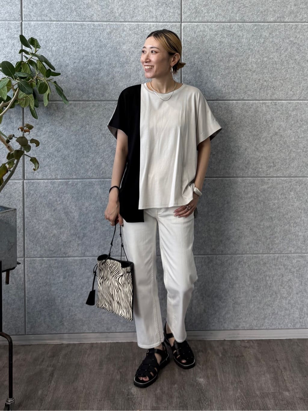 kotakiさんの「INDIVI｜【洗える／汗ジミ防止】バイカラー＆アシメヘム Tシャツ」を使ったコーディネート
