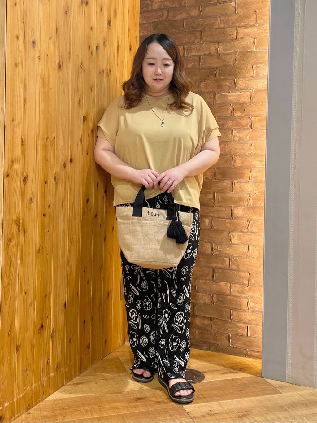 Risaさんの「SHOO･LA･RUE｜【S-LL/UV/吸水速乾】さらりと着こなす 肩タックゆるトップス」を使ったコーディネート