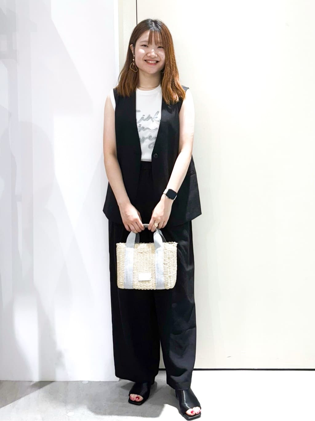 sayaさんの「OPAQUE.CLIP｜リネンライクVネックジレ【洗濯機洗い可】」を使ったコーディネート