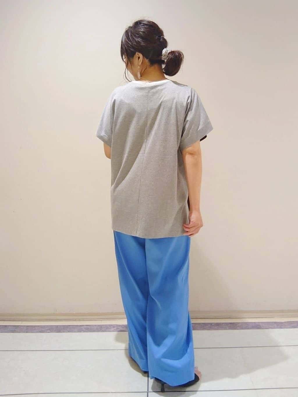 TOMOMIさんの「INDIVI｜【洗える／汗ジミ防止】バイカラー＆アシメヘム Tシャツ」を使ったコーディネート