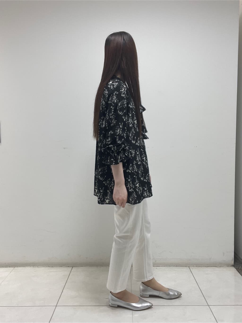 mさんの「INDIVI｜【モノトーン小花柄／シャーリング素材】ボリューム袖エアリーブラウス」を使ったコーディネート