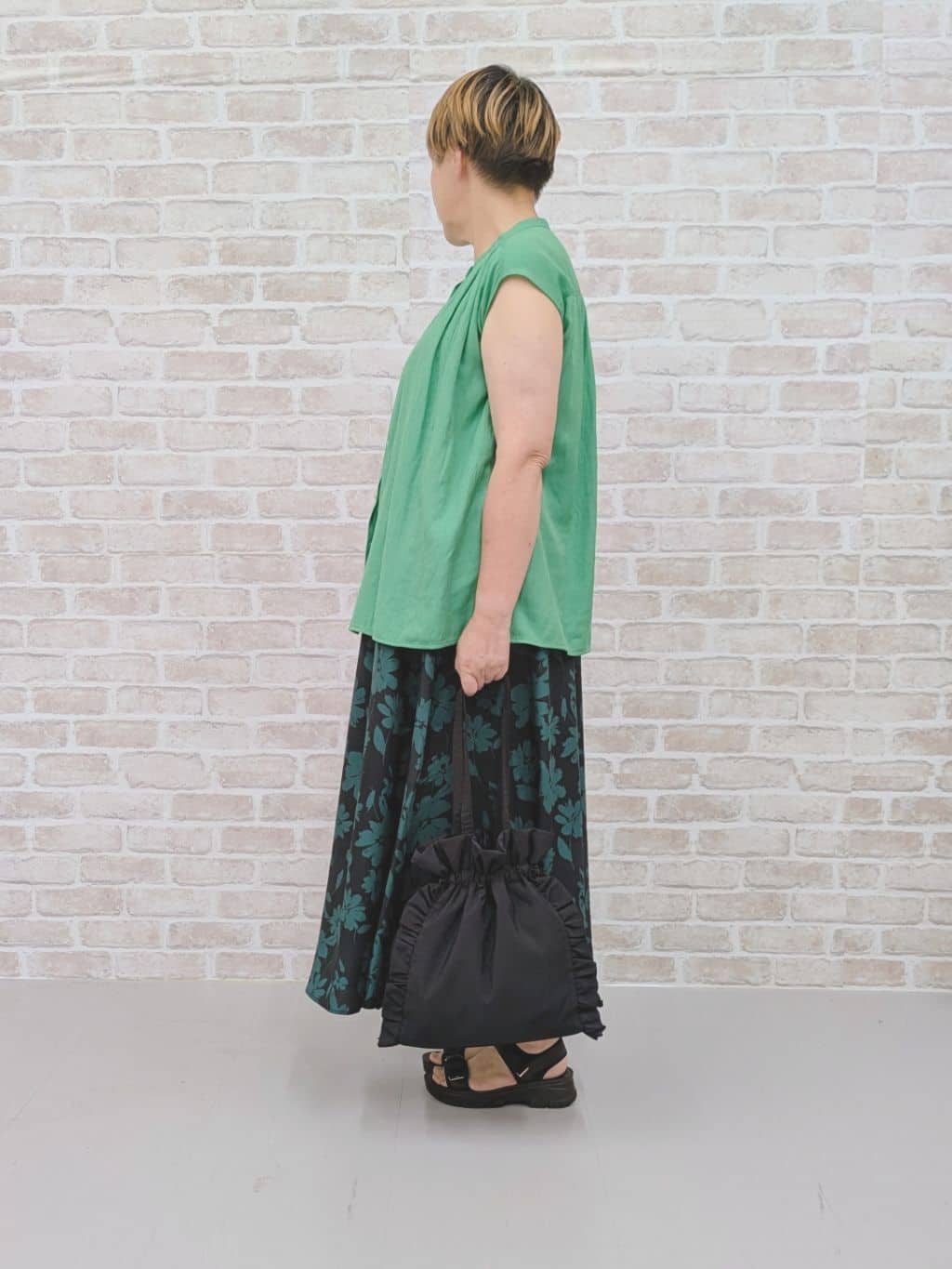 ⓔⓜⓘさんの「SHOO･LA･RUE｜【S-LL/洗濯後しわになりにくい】上品にきれい見え スラブギャザーブラウス」を使ったコーディネート