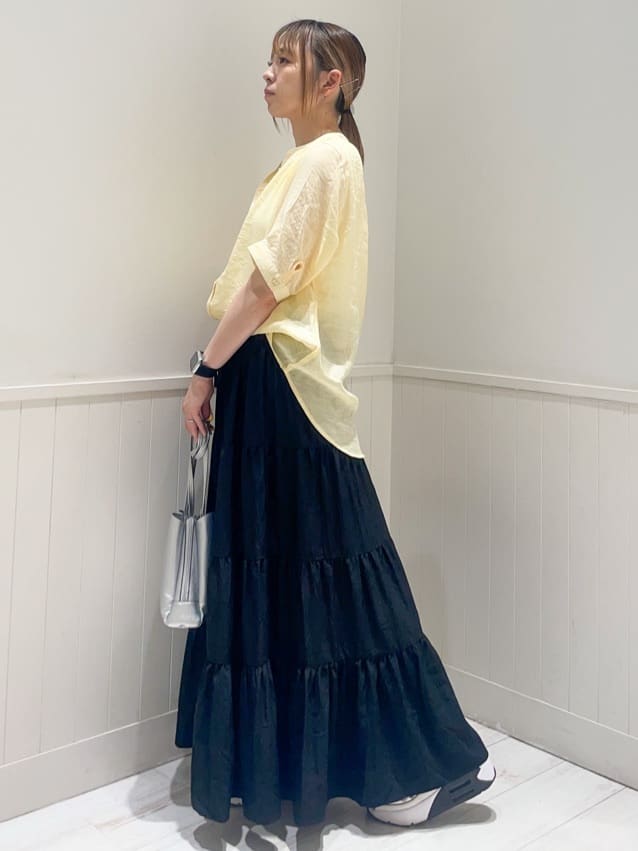reina.tさんの「SHOO･LA･RUE｜【洗える/S-LL】微光沢で華やかなティアードスカート」を使ったコーディネート