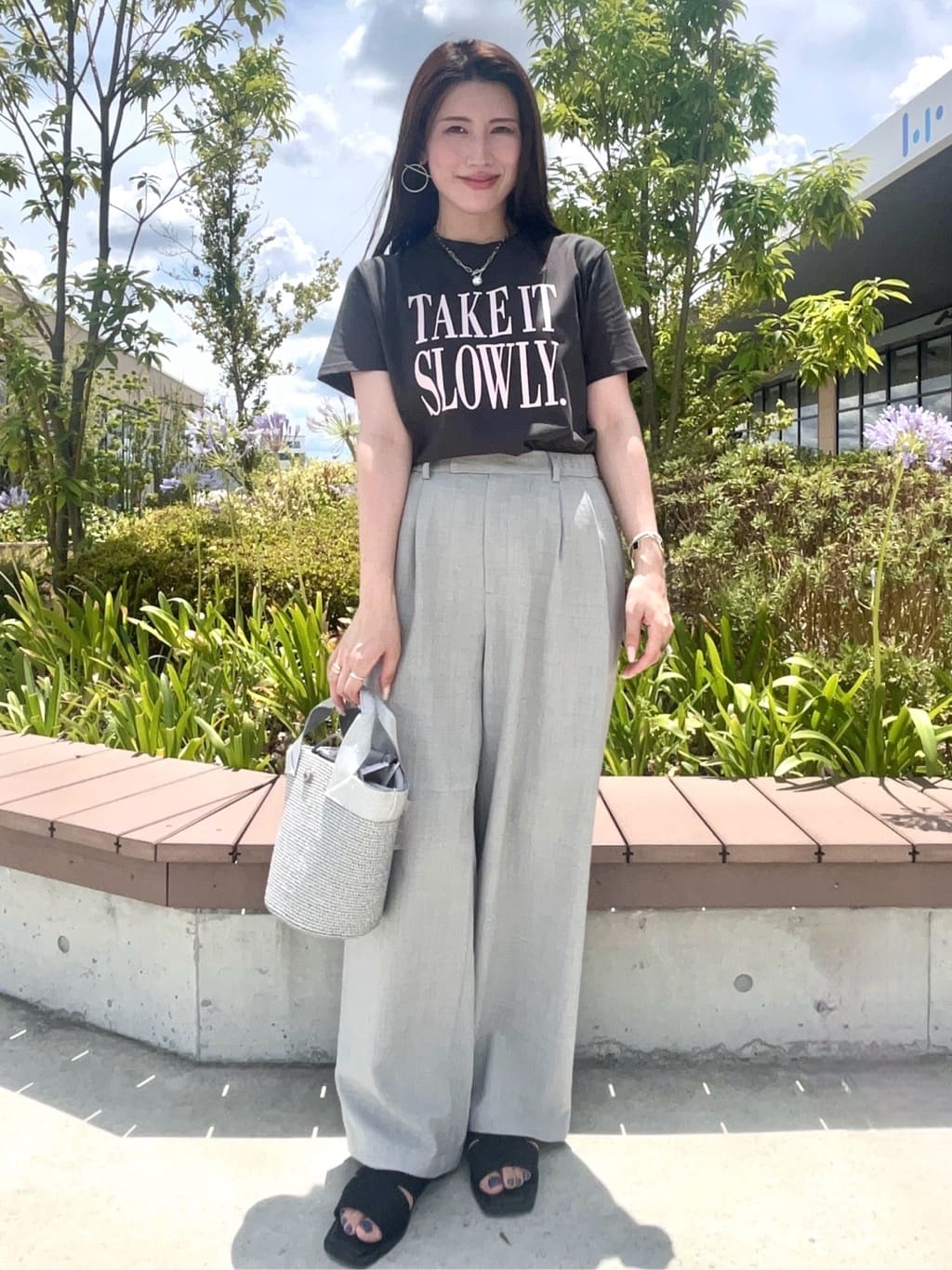maiさんの「OPAQUE.CLIP｜ロゴプリントTシャツ【洗濯機洗い可】」を使ったコーディネート