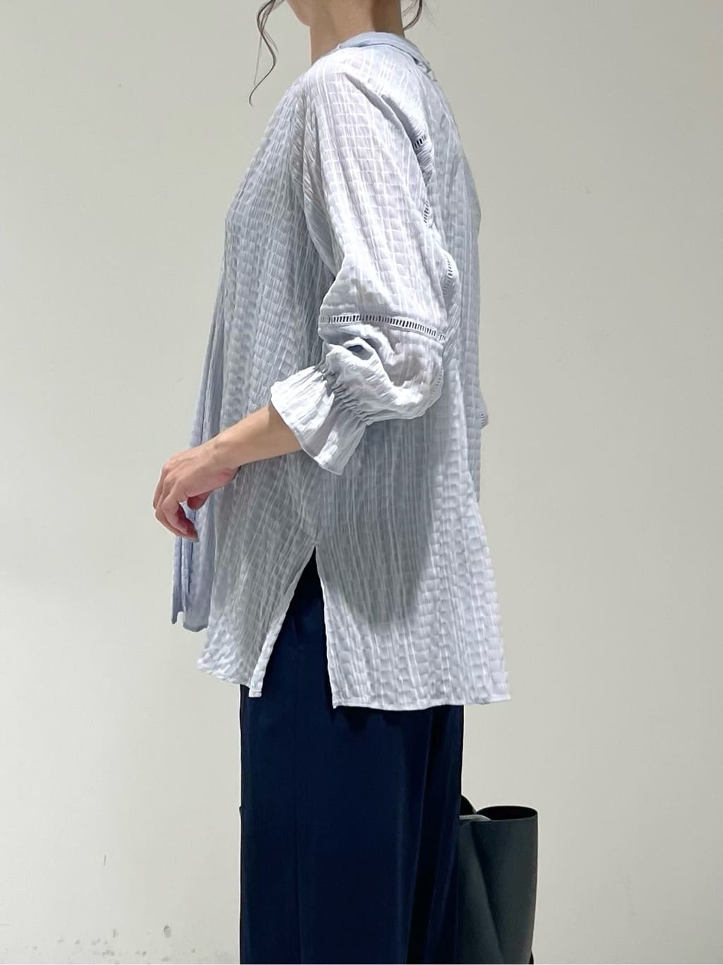 shioriさんの「INDIVI｜【洗える／シャーリング素材】ボリューム袖エアリーブラウス」を使ったコーディネート