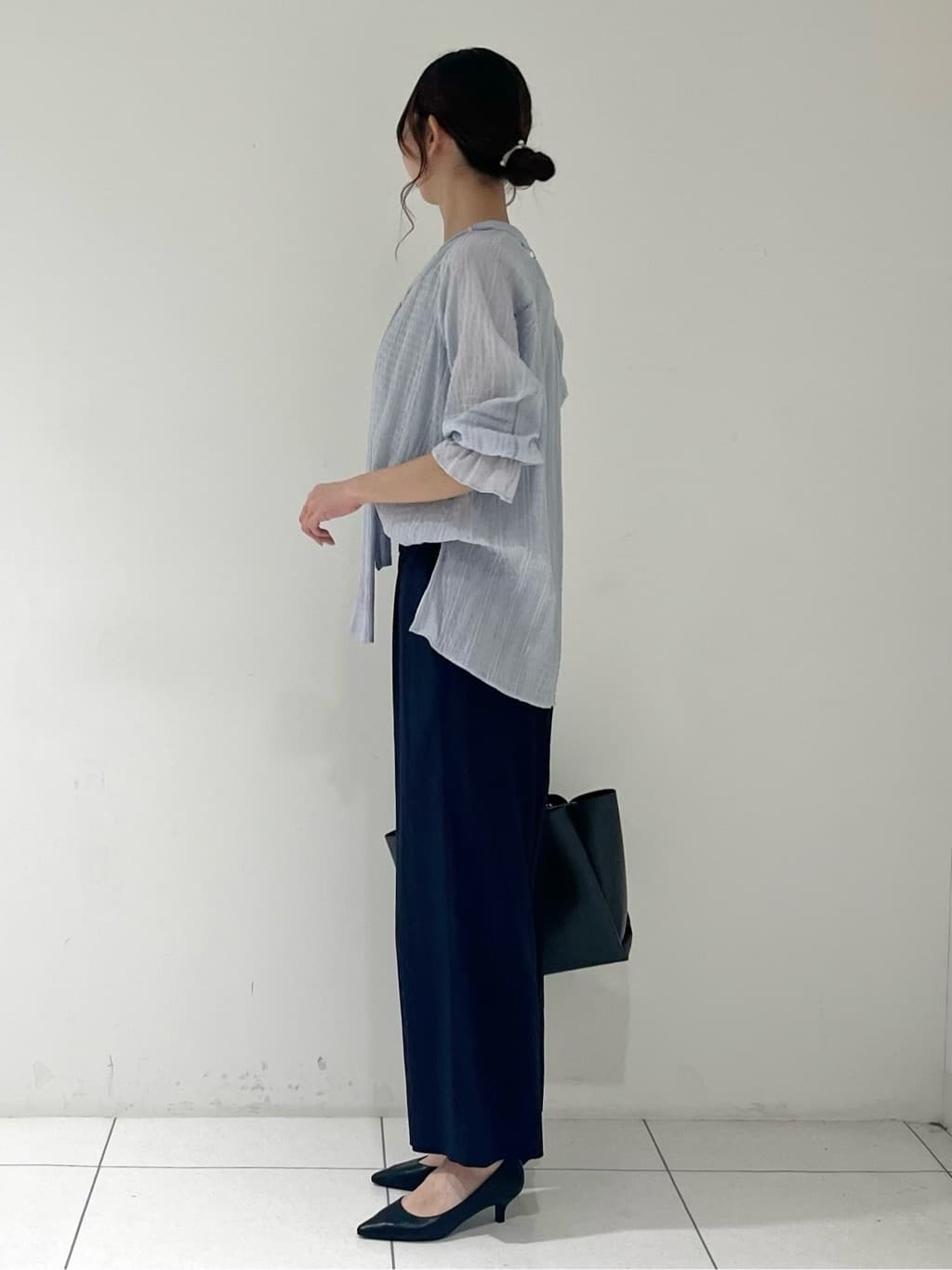 shioriさんの「INDIVI｜【洗える／シャーリング素材】ボリューム袖エアリーブラウス」を使ったコーディネート