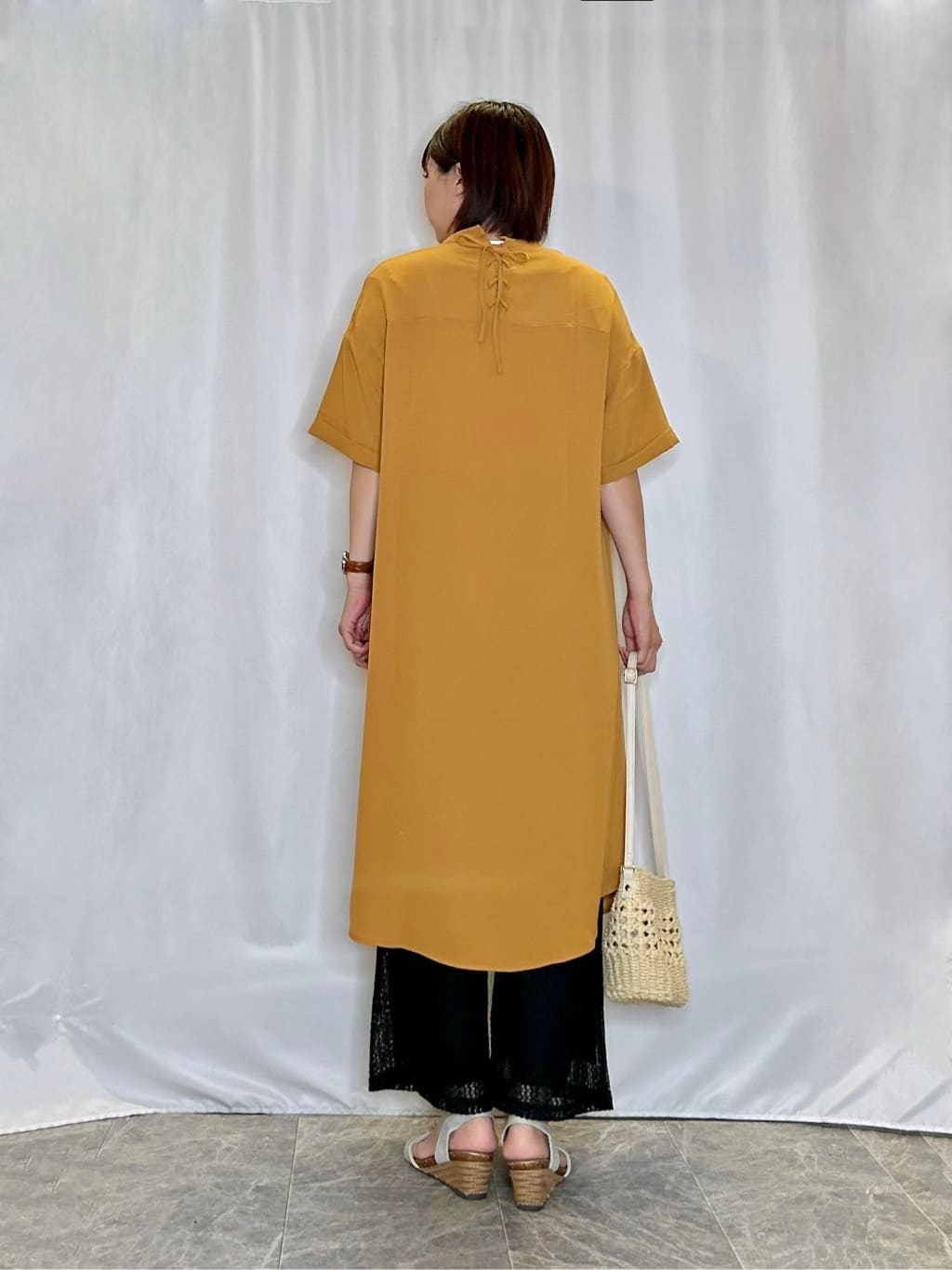 ネリさんの「SHOO･LA･RUE｜【S-LL/洗濯後しわになりにくい/体型カバー】後ろ姿もサマになる バックレースアップチュニック」を使ったコーディネート