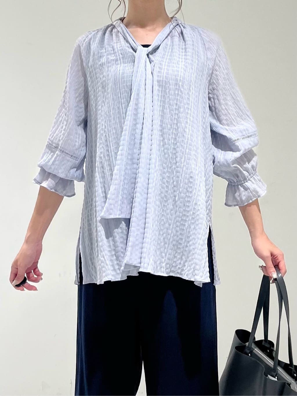 shioriさんの「INDIVI｜【洗える／シャーリング素材】ボリューム袖エアリーブラウス」を使ったコーディネート