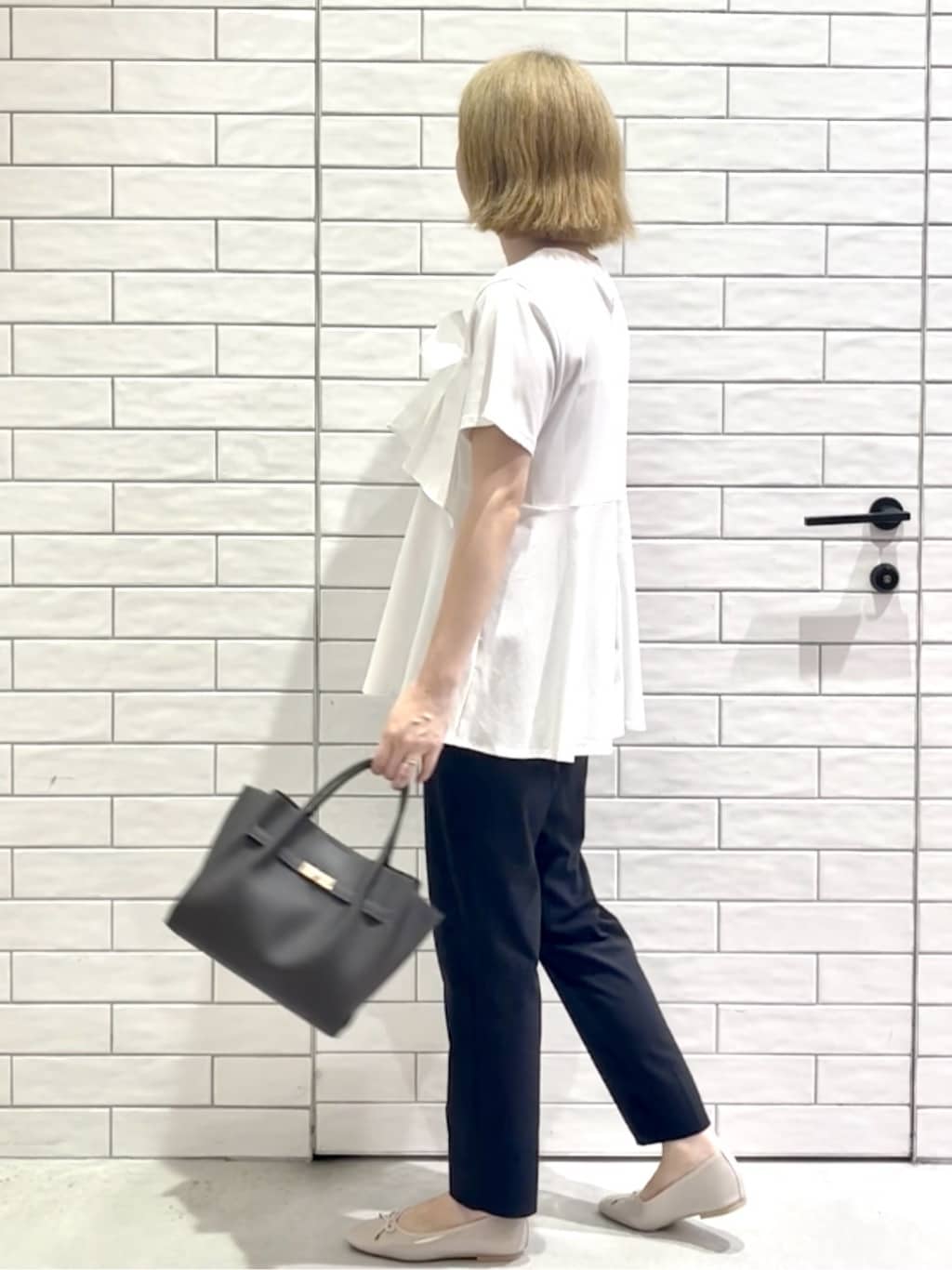 しおりさんの「OPAQUE.CLIP｜麻混ハイストレッチイージースティックパンツ【洗濯機洗い可】」を使ったコーディネート