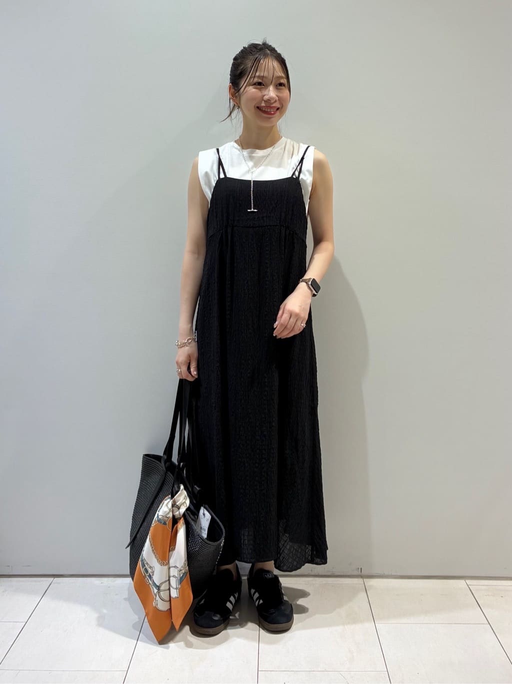 KAOさんの「INDIVI｜【60cm四方】スクエアスカーフ」を使ったコーディネート