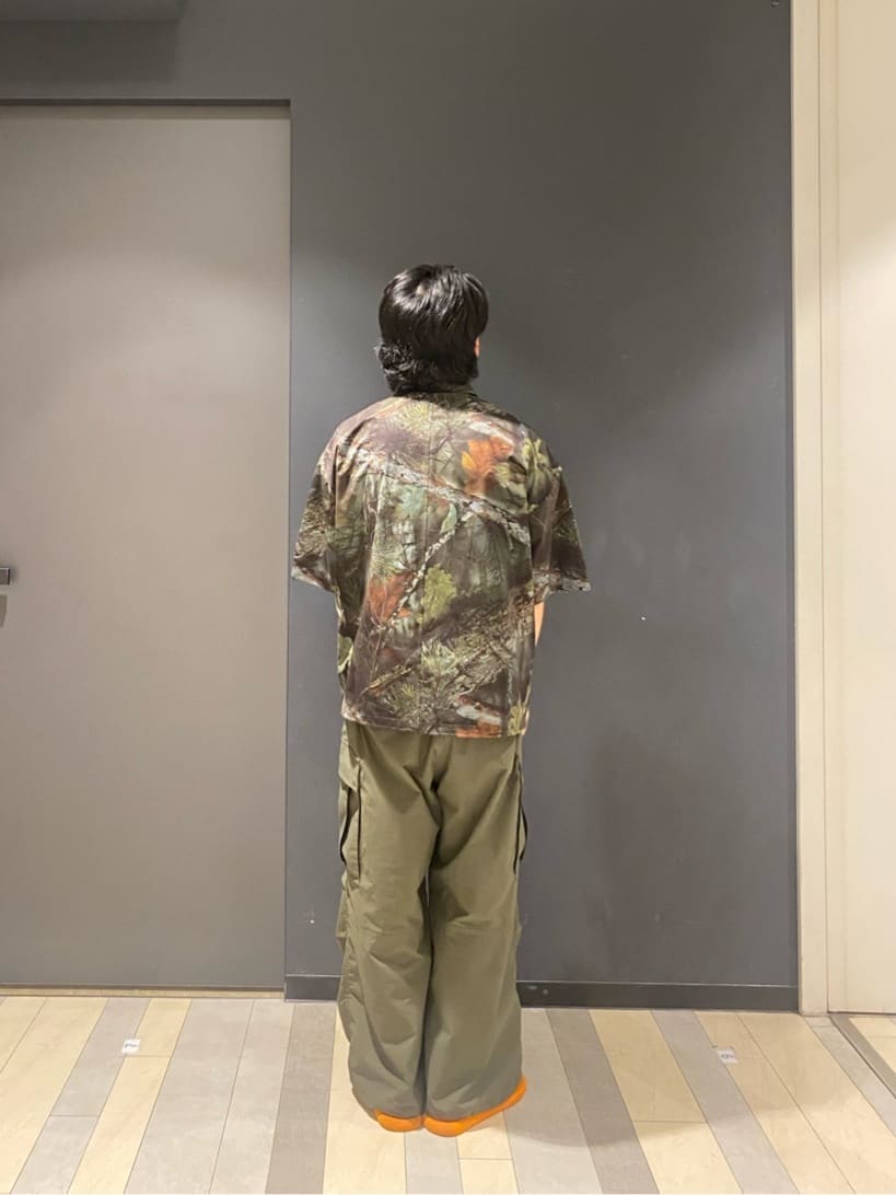 石井友也さんの「tk.TAKEO KIKUCHI｜リアルツリーカモフラシャツ」を使ったコーディネート