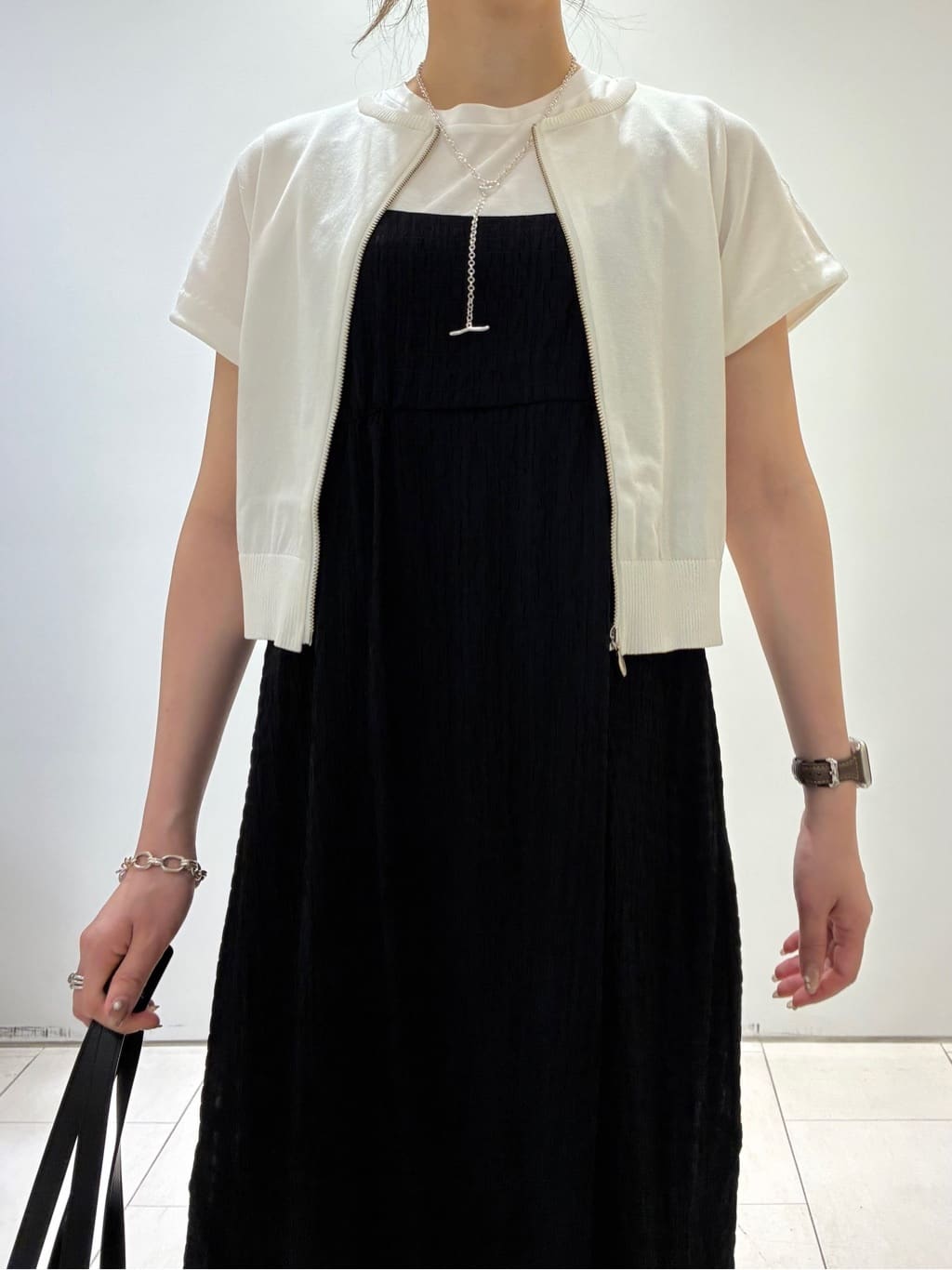 KAOさんの「INDIVI｜【60cm四方】スクエアスカーフ」を使ったコーディネート