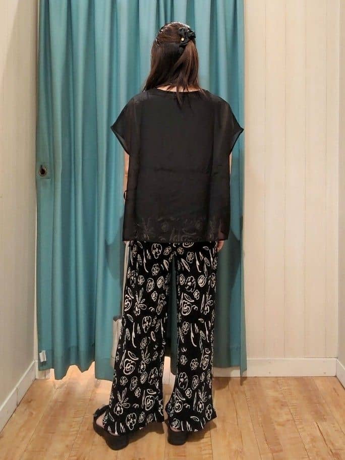 kawa.さんの「SHOO･LA･RUE｜【洗える/S-LL】上品なシアー感 レイヤード風トップス」を使ったコーディネート