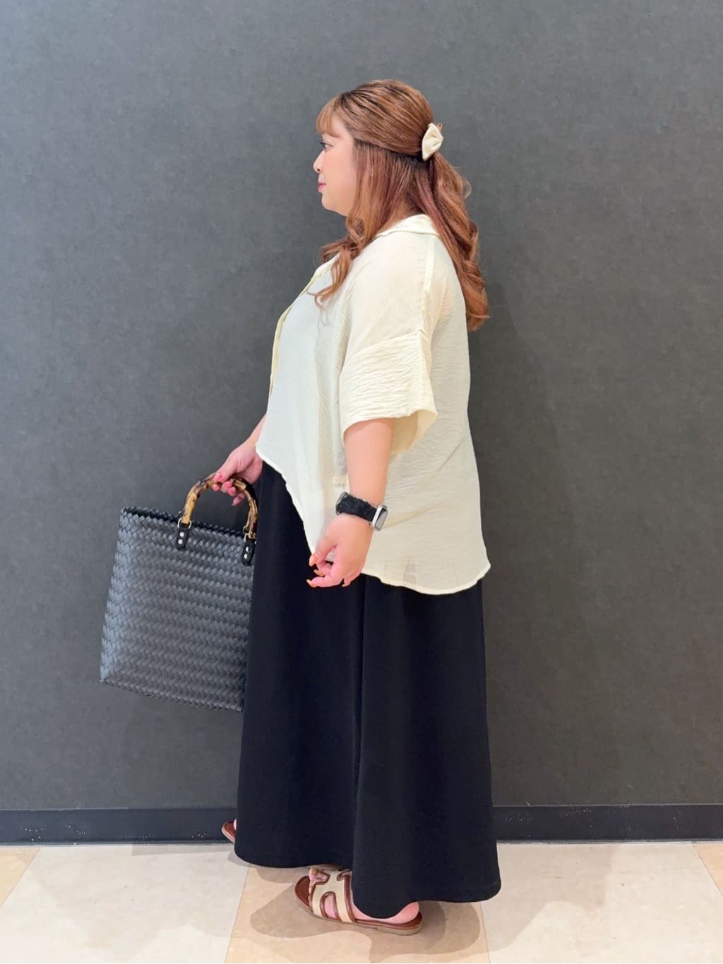 まやさんの「SHOO･LA･RUE｜ゆるっと感がこなれ見え ワッシャーシアー半袖シャツ」を使ったコーディネート