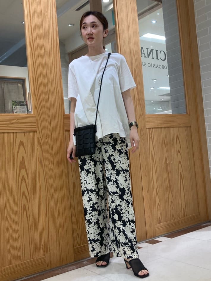 ゆうさんの「UNTITLED｜【ウエストゴム/ワイド/柄】モノトーンフラワーパンツ」を使ったコーディネート