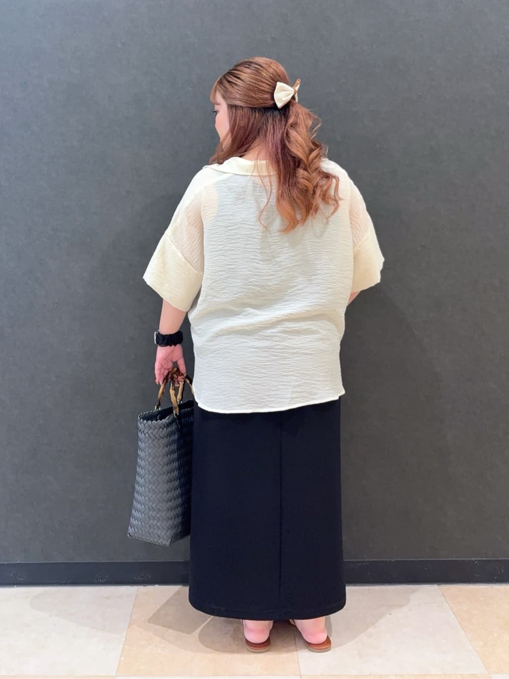 まやさんの「SHOO･LA･RUE｜ゆるっと感がこなれ見え ワッシャーシアー半袖シャツ」を使ったコーディネート