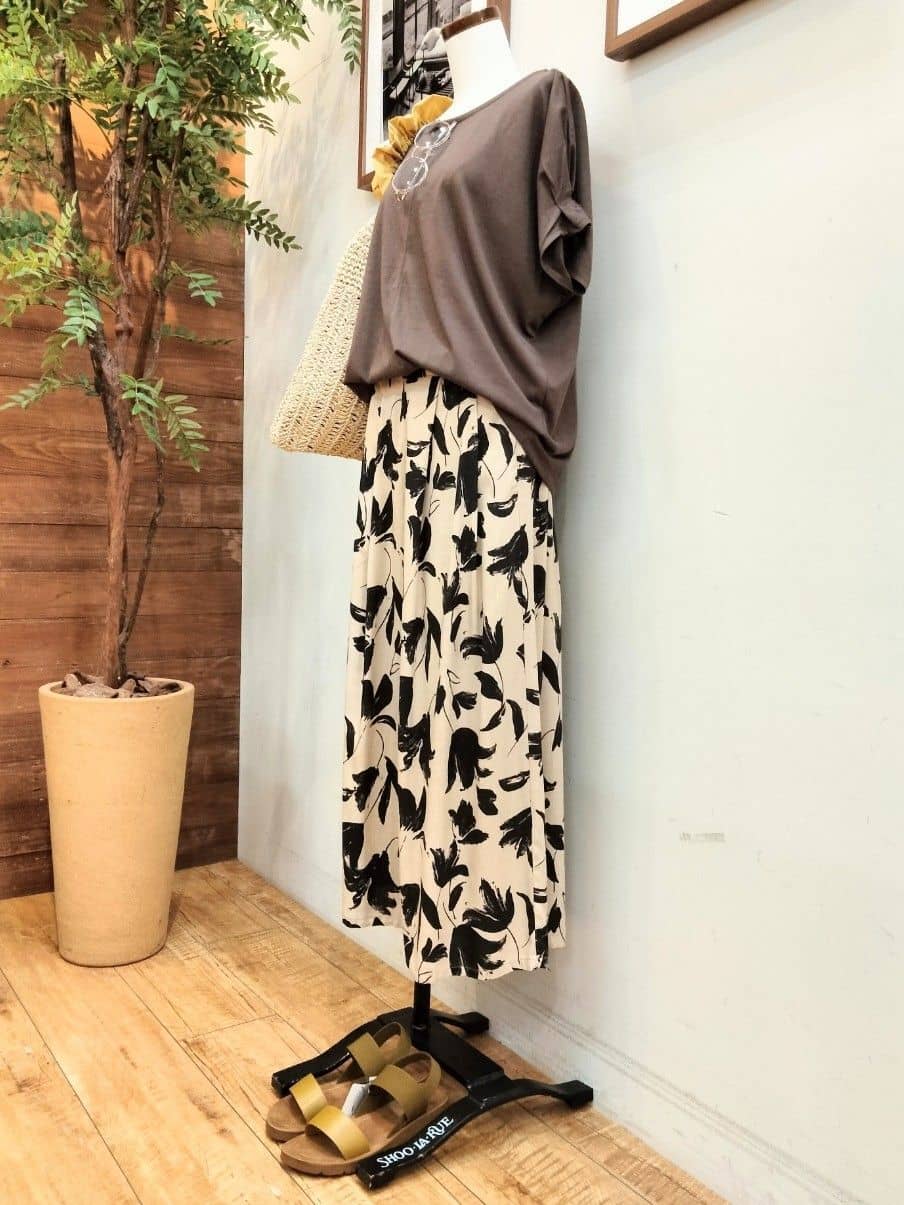 うっちーさんの「SHOO･LA･RUE｜【S-LL/UV/プチプラ】お袖タックで好印象 デザインTシャツ」を使ったコーディネート