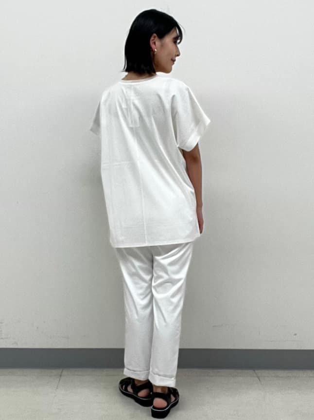 hinanoさんの「INDIVI｜【洗える／汗ジミ防止】バイカラー＆アシメヘム Tシャツ」を使ったコーディネート