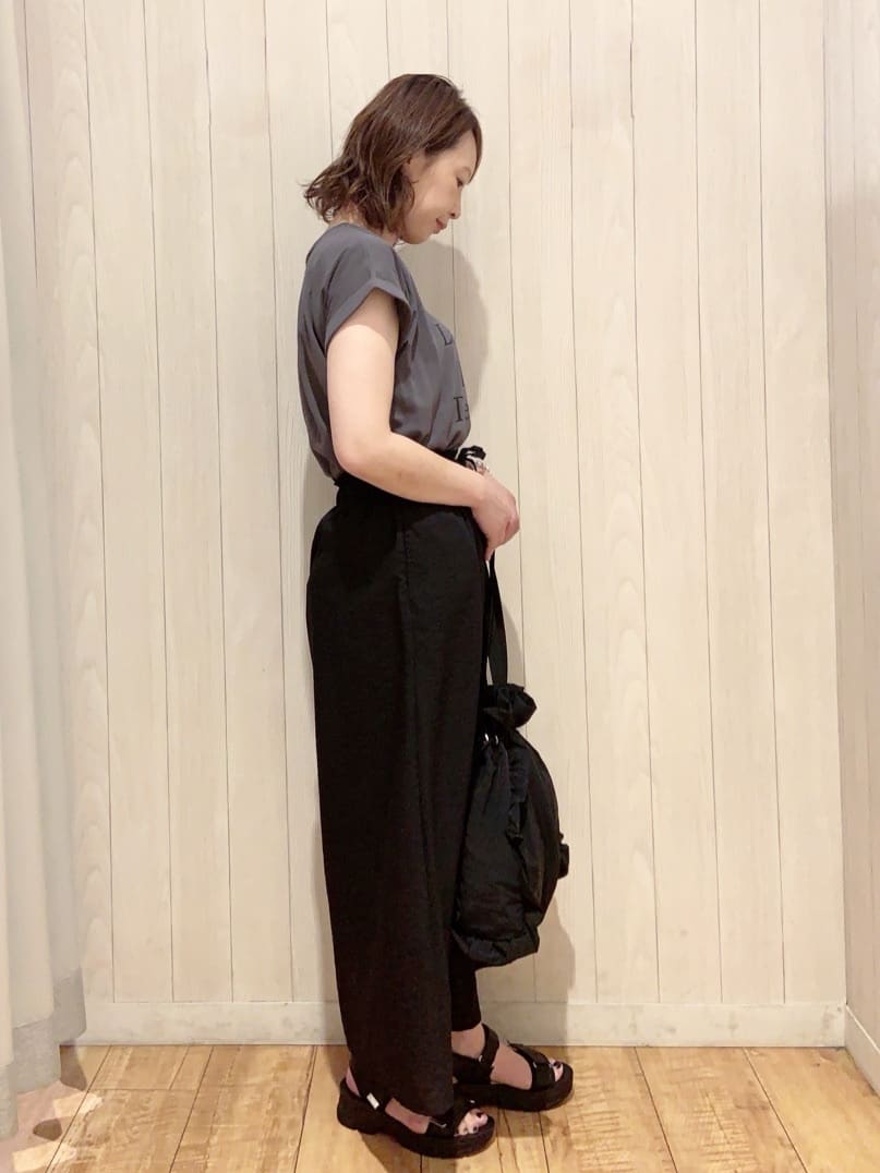 あいこさんの「SHOO･LA･RUE｜【S-LL/ひんやり】さらっとタッチできれい見え ピンタックスカーチョ」を使ったコーディネート