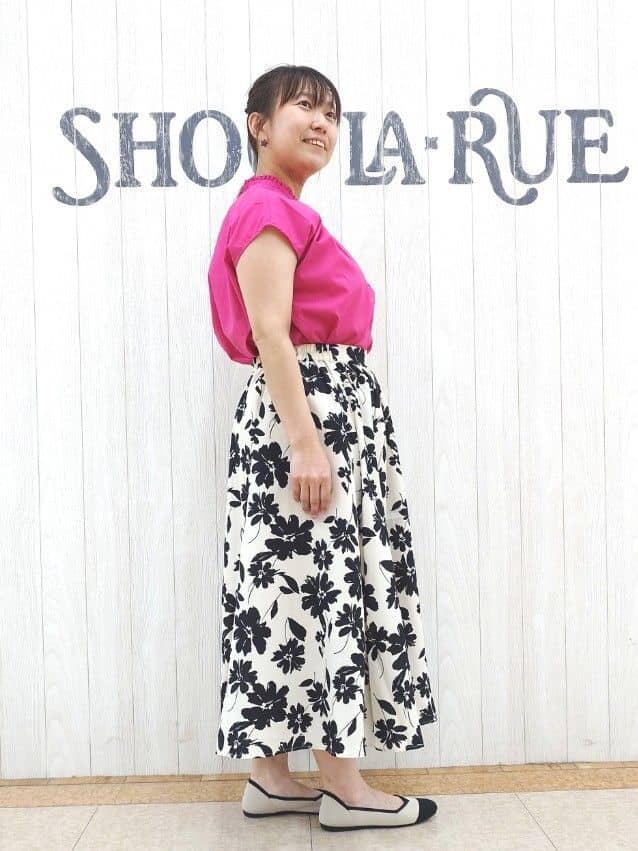 とろろさんの「SHOO･LA･RUE｜【洗える/S-LL】プチフリル襟が女性らしい フレンチスリーブシャツ」を使ったコーディネート