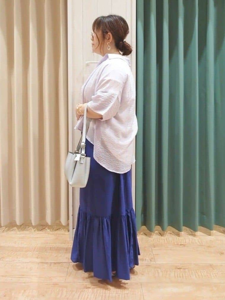 タガさんの「SHOO･LA･RUE｜ゆるっと感がこなれ見え ワッシャーシアー半袖シャツ」を使ったコーディネート