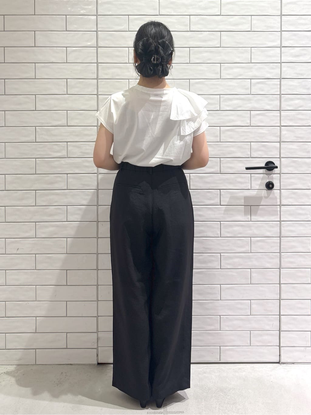 ayumiさんの「OPAQUE.CLIP｜ショルダーフリルドッキングカットソー【洗濯機洗い可】」を使ったコーディネート