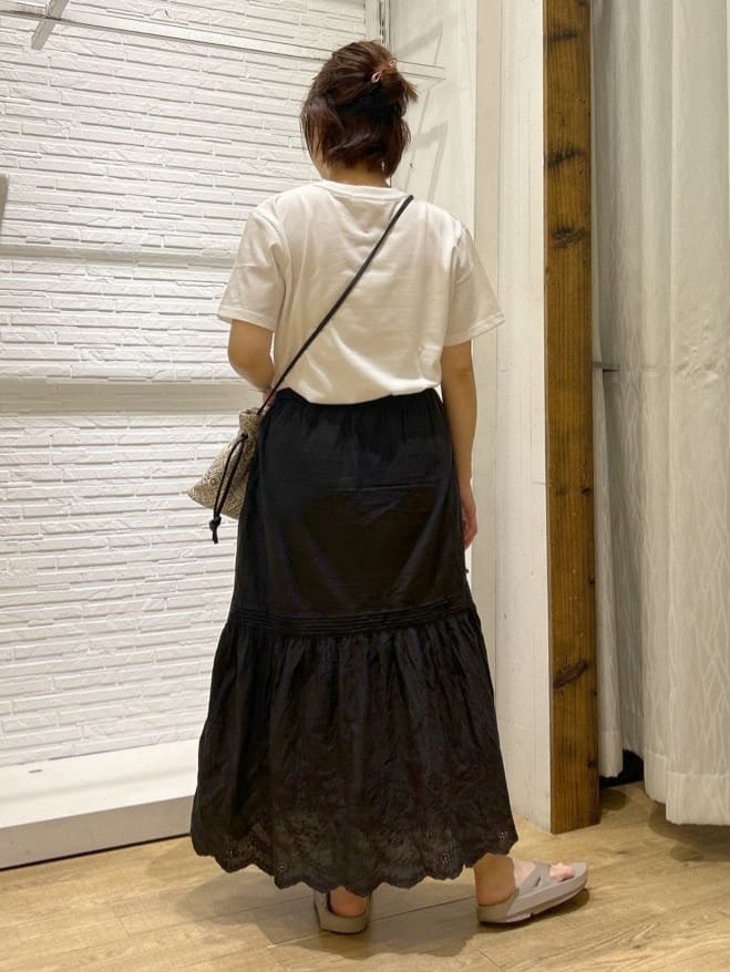 ga_riさんの「THE SHOP TK｜カレッジ＆フォトプリントTシャツ【洗濯機OK】」を使ったコーディネート