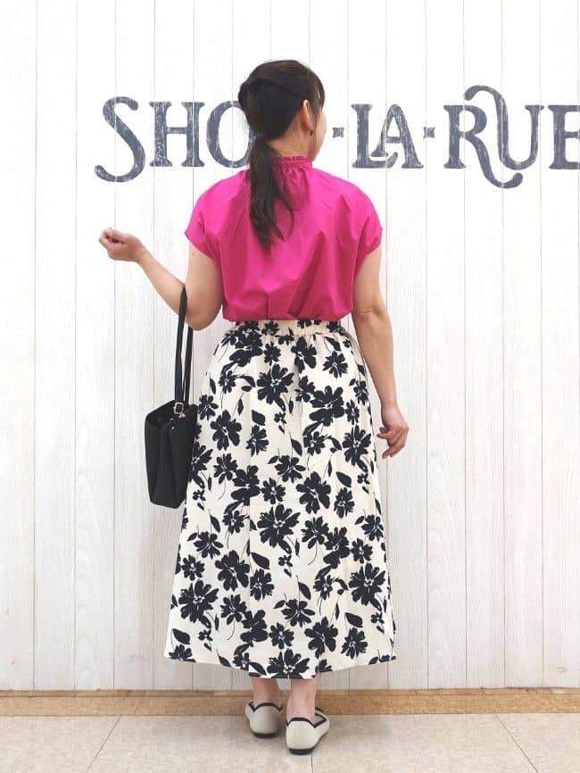 とろろさんの「SHOO･LA･RUE｜【洗える/S-LL】プチフリル襟が女性らしい フレンチスリーブシャツ」を使ったコーディネート