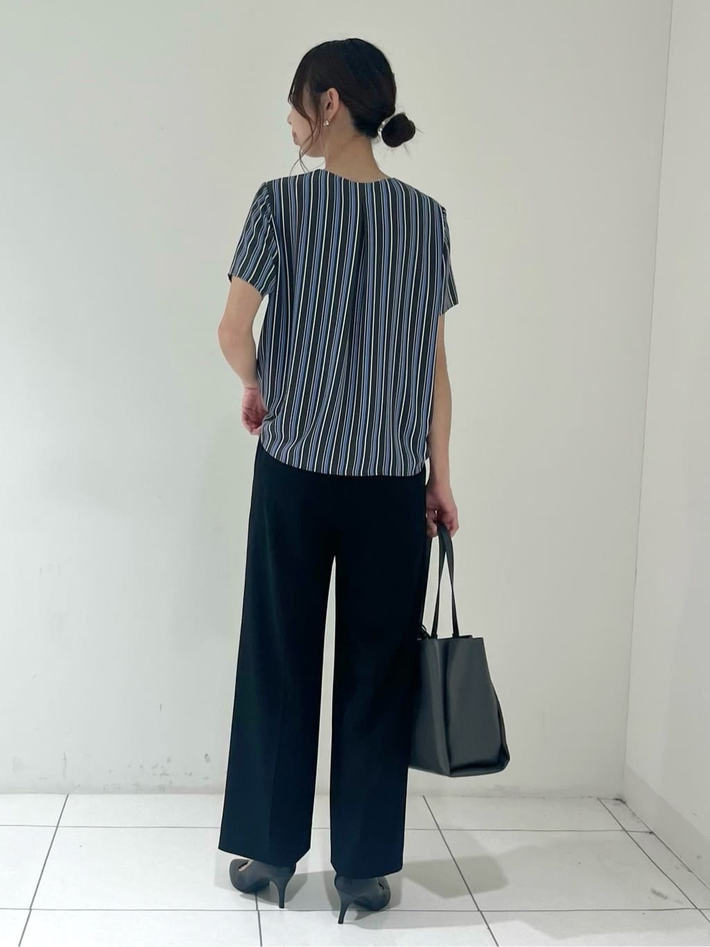 shioriさんの「INDIVI｜【洗える／通勤】無地＆マルチストライプ柄Vネックブラウス」を使ったコーディネート