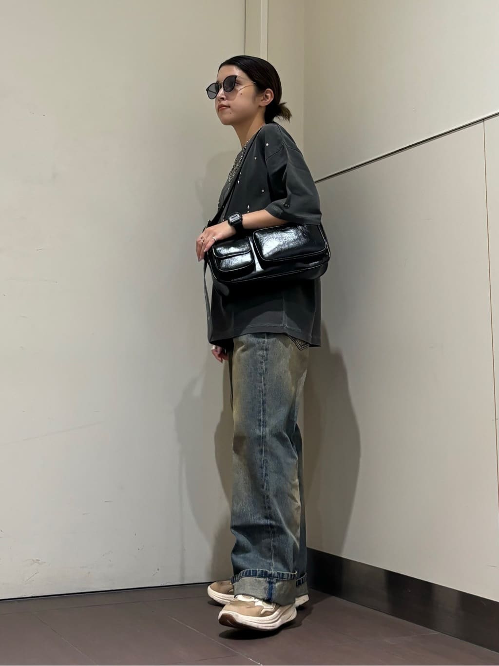 Mgmさんの「tk.TAKEO KIKUCHI｜ヴィンテージライクスタッズTシャツ」を使ったコーディネート
