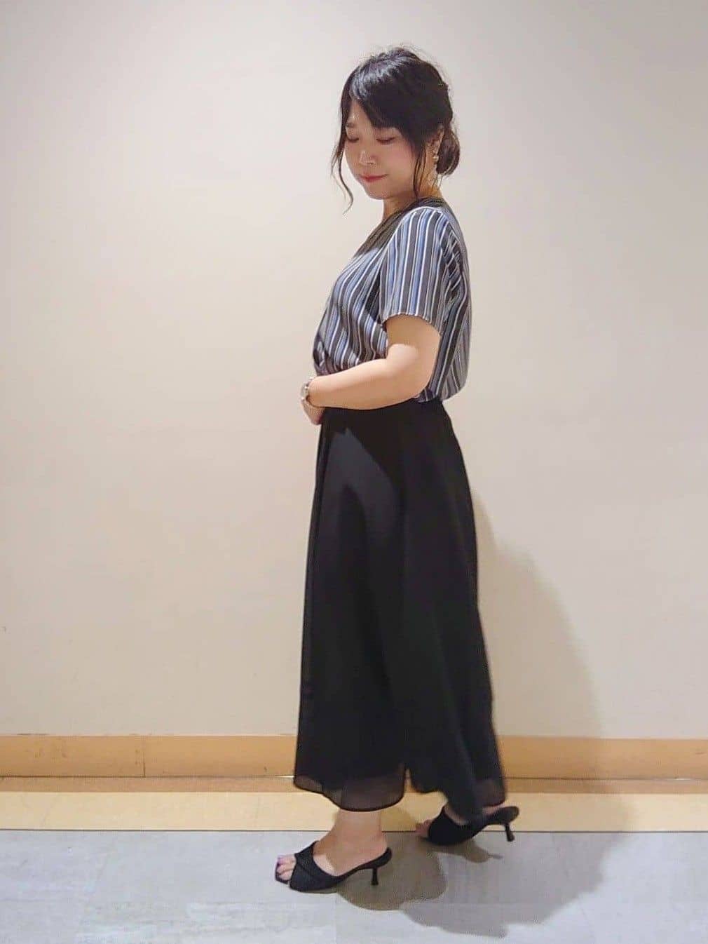 TOMOMIさんの「INDIVI｜【洗える／通勤】無地＆マルチストライプ柄Vネックブラウス」を使ったコーディネート