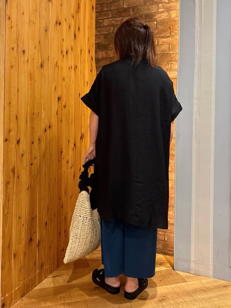 ゆかぴさんの「SHOO･LA･RUE｜◆【S-LL/ひんやり】涼しく楽に体型カバー　ゆったりスキッパー半袖チュニック」を使ったコーディネート