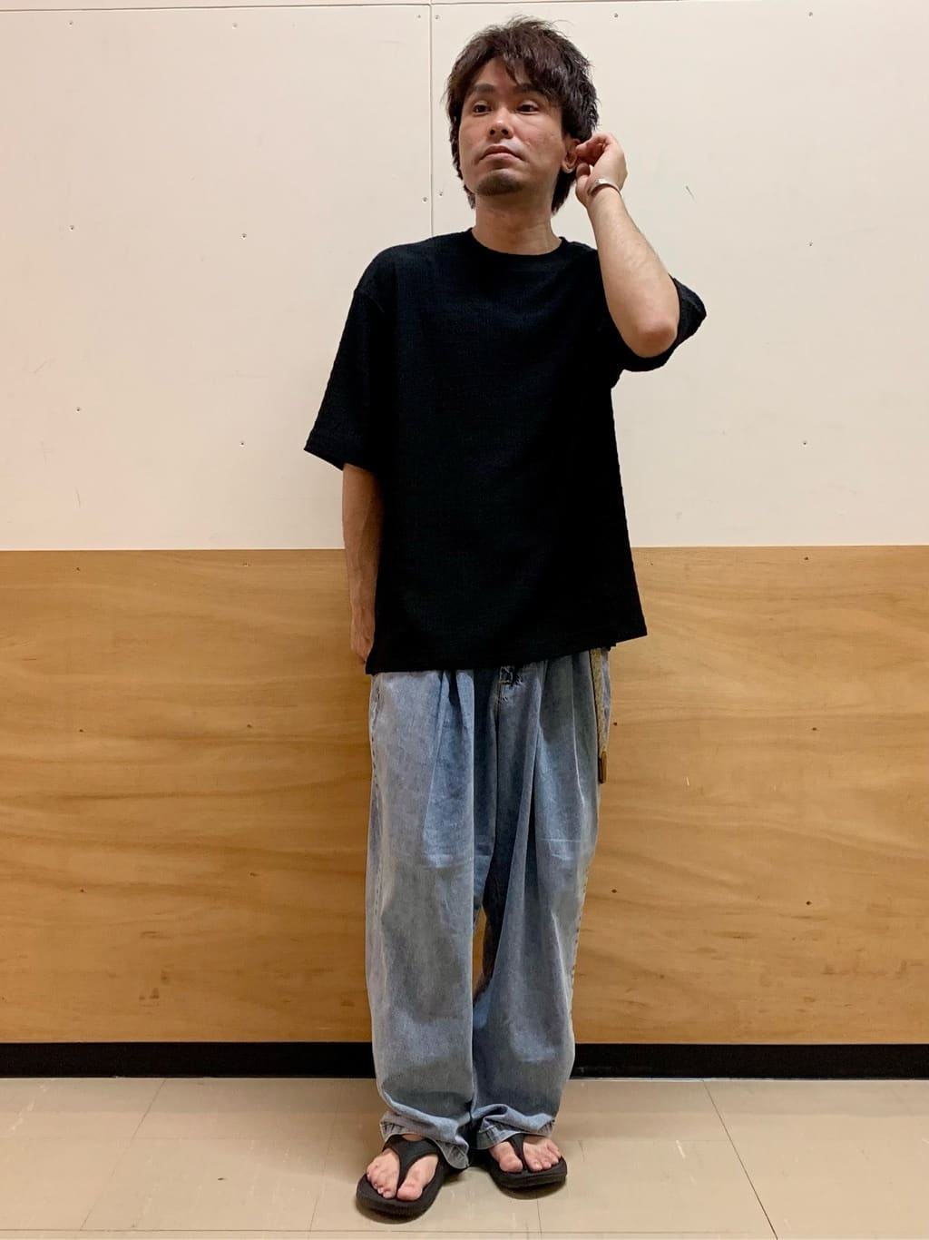 MATUさんの「THE SHOP TK｜ツータックワイドデニムパンツ」を使ったコーディネート